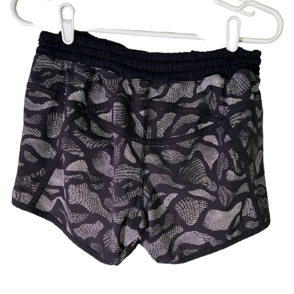 Lululemon Women’s Hotty Hot running shorts. Low rise. Excellent‎ condition. Sz6 - Picture 2 of 4